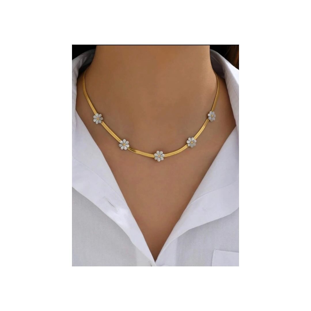 Un cadena plana ,🌻 para uso casual o para la oficina , estilo choker 💛🤍 de Acero inoxidable.