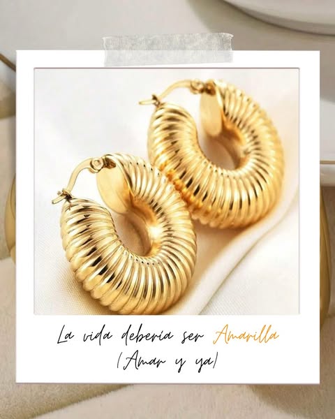 La vida debería ser amarilla: Amar y ya !💛 Conjunto de aretes de acero inoxidable. Pueden comprarlos en conjunto o individuales 😍 Colores : Amarillo oro ~Plata . Contemporáneos y elegantes. Diseños : redondos o de gotas .